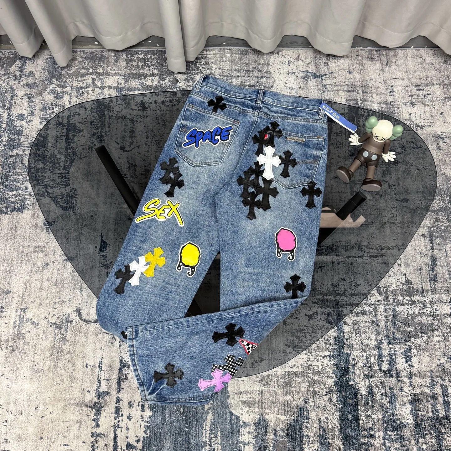 P320 Chrome Heart Blue Ox King Graffiti Multi-Color Leather Jeans [Same Style as L*Xiang] Chrome Heart Blue Ox King Graffiti Multi-Color Leather Jeans are the “king of the market” in the fashion industry! Made of high-quality denim and processed through complex washing processes, the distressed effect is super unique. The multi-color leather and graffiti design bring out the cool street genes of Crowe. Each pair of pants is unique, and you can directly transform into a street trend ICON when you put it on. The matching method is super cool: High street style: Pair it with a black hooded sweatshirt, thick-soled boots, and stacked silver chains. When you go to the stage or on the street, you will have an aura of 2.8 meters. You can slay at concerts and out on the street. Mix and match trendy styles: wear a suit jacket + canvas shoes for boys, and wear a short crop top + dad shoes for girls. Mix and match to create a sense of contrast, full of fashion sense, and the hair tie will get likes in seconds when taking photos. Couples share the same style: one pair with each other, the boy wears a solid color T + sneakers, the girl wears a short top + sneakers, they are the most eye-catching trendy couple when they go out, and they keep turning heads! No matter what your style is, these pants can help you grasp the essence of the trend. It is a must-have for trendy players. You will look the most beautiful on the street when you put it on! Size: 28/30/32/34/36 Waist: 70/75/80/85/90 Pants length: 102/104/106/108/110